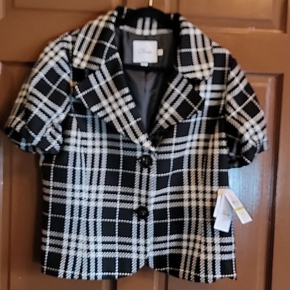 Chaus-Blk/white textured plaid short sleeved top/ jkt Size 14 NWT.